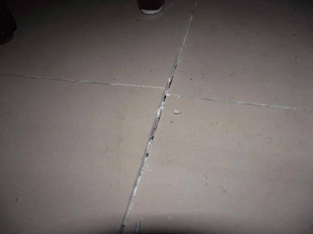 瓷磚空鼓膠使用前檢測空鼓敲磚用膠錘還是鐵錘好